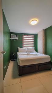 Dylans Cozy 2BR Suite with Full Kitchen near SM North EDSA
