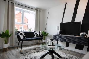 3 Bed Semi-Detached House, Rugby, CV22