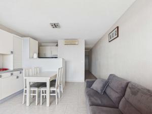 Appartement 2 pièces climatisé en front de mer au Grau dAgde avec terrasse et accès direct à la plage - FR-1-423-275