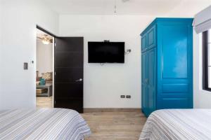 Contemporary In-Town Home with Pool Casa Llama