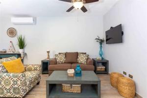 Contemporary In-Town Home with Pool Casa Llama