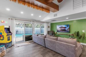 Tiki bar house with pool -self checkin-