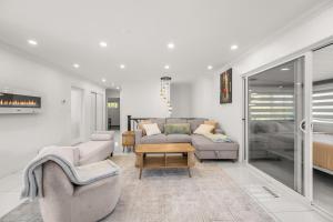 Modern 3BR Home With Hot Tub Near Airport BBQ With Patio And Firepit