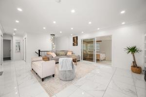 Modern 3BR Home With Hot Tub Near Airport BBQ With Patio And Firepit