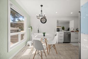 Modern 3BR Home With Hot Tub Near Airport BBQ With Patio And Firepit