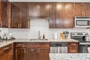 Virelli Apartments Upscale King Suite in the Heart of Orlando w Pool