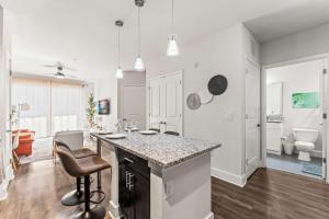 Virelli Apartments Upscale King Suite in the Heart of Orlando w Pool