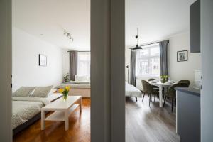 Cozy One-Bedroom Apartment by Flora Metro Station