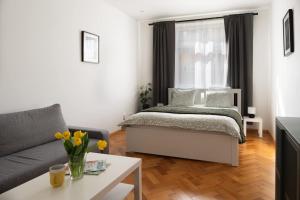 Cozy One-Bedroom Apartment by Flora Metro Station
