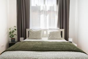 Cozy One-Bedroom Apartment by Flora Metro Station