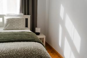 Cozy One-Bedroom Apartment by Flora Metro Station