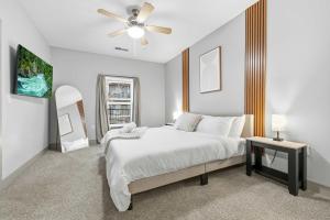 Modern Downtown Indy 2BR Free Parking Walk to Lucas Oil & March Madness