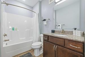 Modern Downtown Indy 2BR Free Parking Walk to Lucas Oil & March Madness