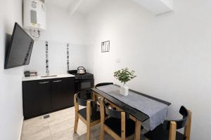 Ana Rent - Departamento Hasta 4 personas, cálido en Vicente López, 100 m del tren, a minutos de CABA