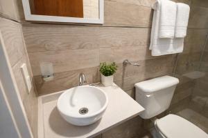 Ana Rent - Departamento Hasta 4 personas, cálido en Vicente López, 100 m del tren, a minutos de CABA