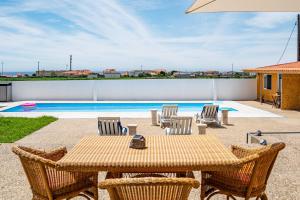 Wake up with the Sea Breeze- House with pool AP2