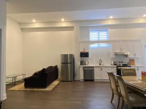 C-Spacious n bright low-level room near Yonge-Finch - Willowdale Grand Residence