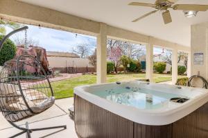 3 Mi to Lake Powell: Home w Hot Tub & Waterfall