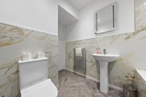 1-Bed Ground Floor Flat with Sofa Bed in Alexandria - 10 mins to Loch Lomond - Long Stays Welcome