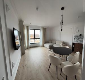 Young City Apartment 127