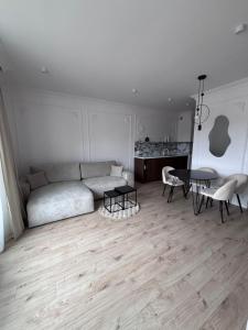 Young City Apartment 127