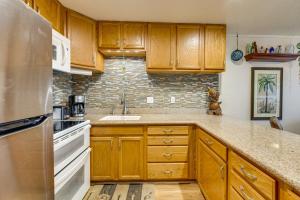 Pristine Lihue Condo w Balcony: Walk to Beach!