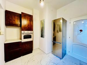 The White Marble Beach House - Free Parking