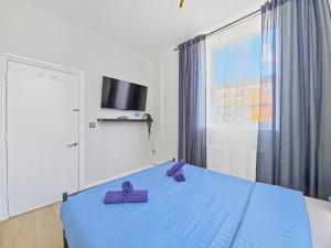 Near South Wimbledon Station, 2BR, Sleep 7, King beds
