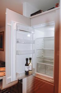 Spacious and Luxury 2 bed 2 bath Just 5 minutes walk from the underground
