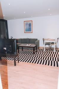 Spacious and Luxury 2 bed 2 bath Just 5 minutes walk from the underground