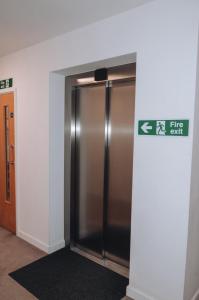 Spacious and Luxury 2 bed 2 bath Just 5 minutes walk from the underground