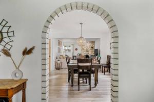 Stylish 3 BR Suite with Garage Parking