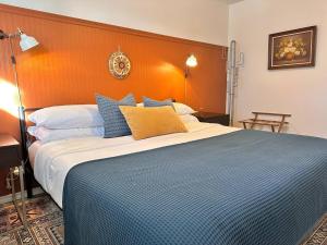 Stylish 3 BR Suite with Garage Parking