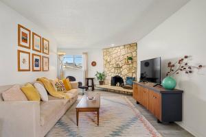 Stylish 3 BR Suite with Garage Parking