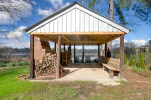 Pavilion and Outdoor Fireplace! Lake Joy Retreat