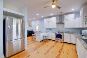 Pavilion and Outdoor Fireplace! Lake Joy Retreat