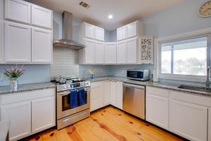 Pavilion and Outdoor Fireplace! Lake Joy Retreat