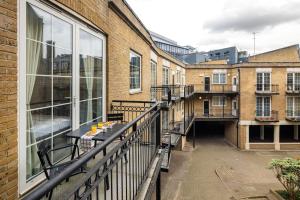Luxury 2 Bedroom Apartment near London Bridge Sleeps 6