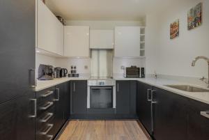 Stylish 1-Bed Near Canary Wharf with Patio