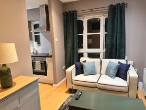Bright 1-Bed 3rd Floor Near DLR Canary Wharf