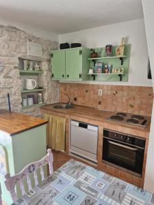Vintage stone house ELDO with jacuzzi, in Podaspilje, Omiš