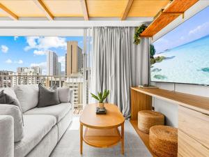 Newly Remodeled Waikiki Condo, 5 Min Walk to Beach, Rooftop Pool l Ocean Nook