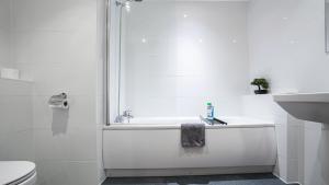 Near Tower Bridge - Stylish 1BR Flat - Parking - Sleeps 6