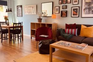 Peaceful 2-Bed Bath house with parking & garden & fast WiFi & easy city access