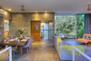 Modern Home+Private Pool+Gardens+Trails+Lake+Gated