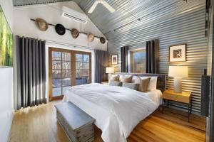 The Little Bespoke Walkable Downtown Retreat