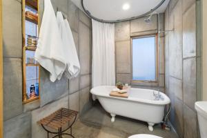 The Little Bespoke Walkable Downtown Retreat