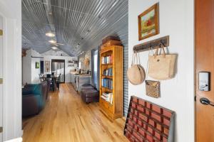 The Little Bespoke Walkable Downtown Retreat