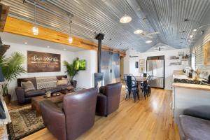 The Little Bespoke Walkable Downtown Retreat