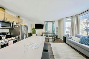 DT Stylish & Newly Renovated Home 2BR Sea Tac 6 Miles with AC